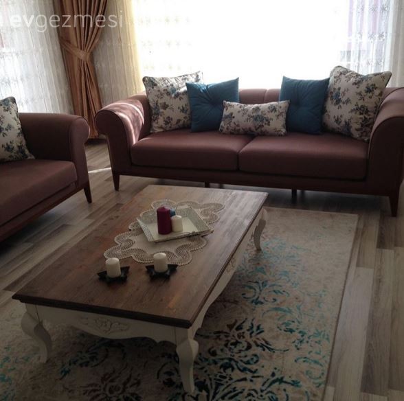 Merve hanım kahve ve mavi ile samimi ve zarif evi..
