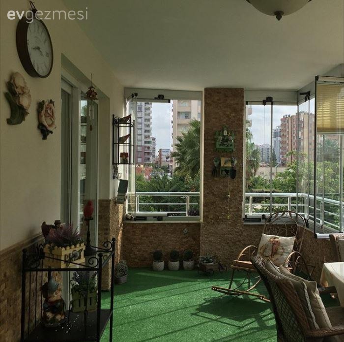 İnce hatlı mobilyalar ve nostaljik dekorlarla Çiler hanımın evi..
