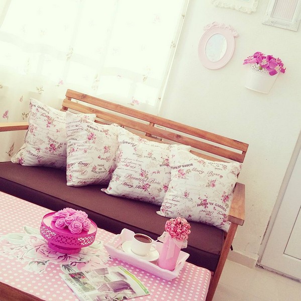 Zarif çiçek desenler ve uyumlu dekorlarla içimizi açan bir ev..