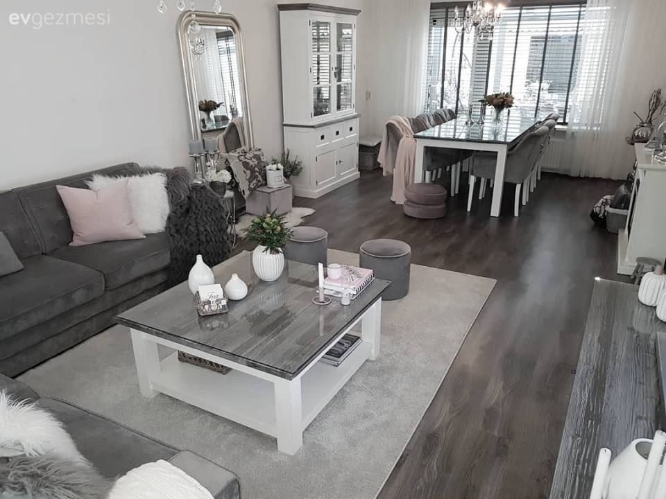 Katalog Çekimlerinden Fırlamış Gibi Köşelerle Dolu Bir Salon