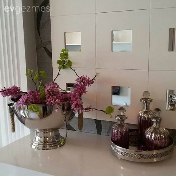 Aygül Hanım'ın bordo ve gümüş ağırlıklı şık salonu