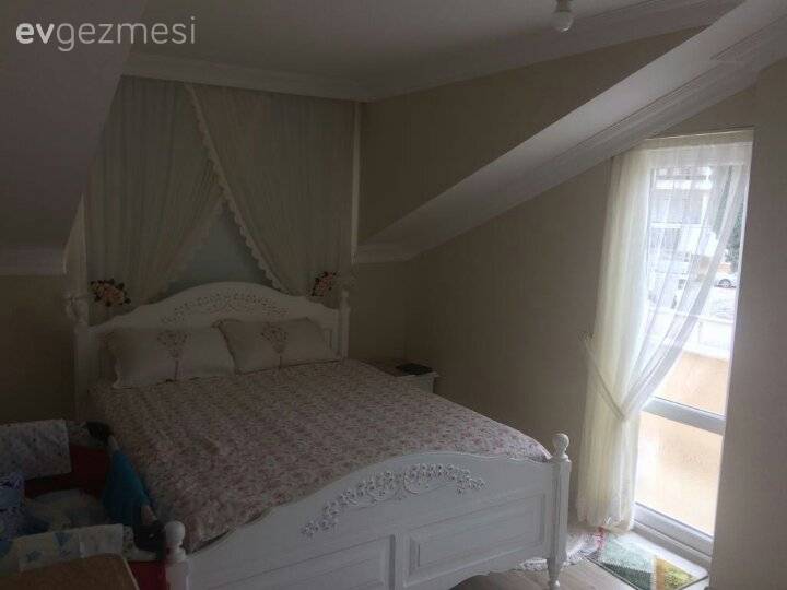 Çatı katında abartıdan uzak ve konforlu. Arzu hanımın keyifli evi..