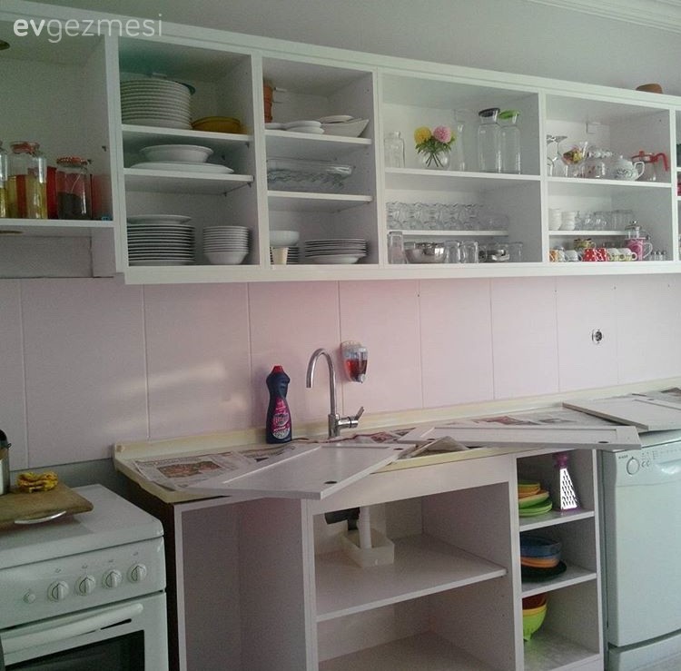 Hilal hanımın aydınlık bir görünüme kavuşan kendi boyadığı mutfağı..