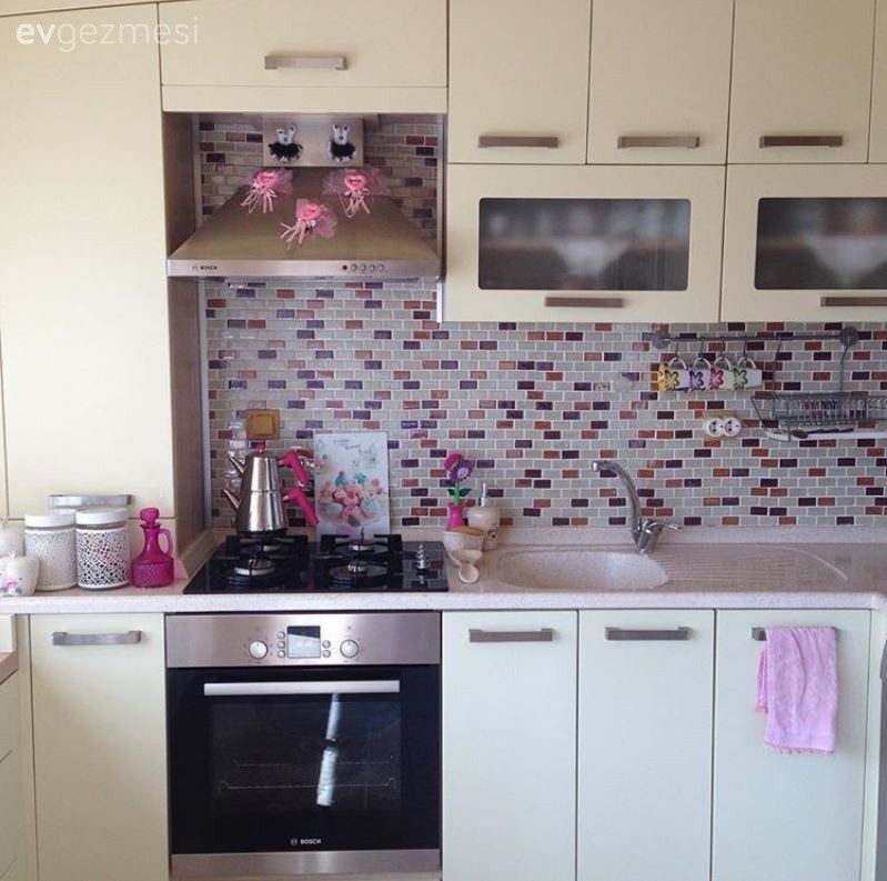 Nuran hanımın modern stile tatlı dokunuşlar kattığı evi..