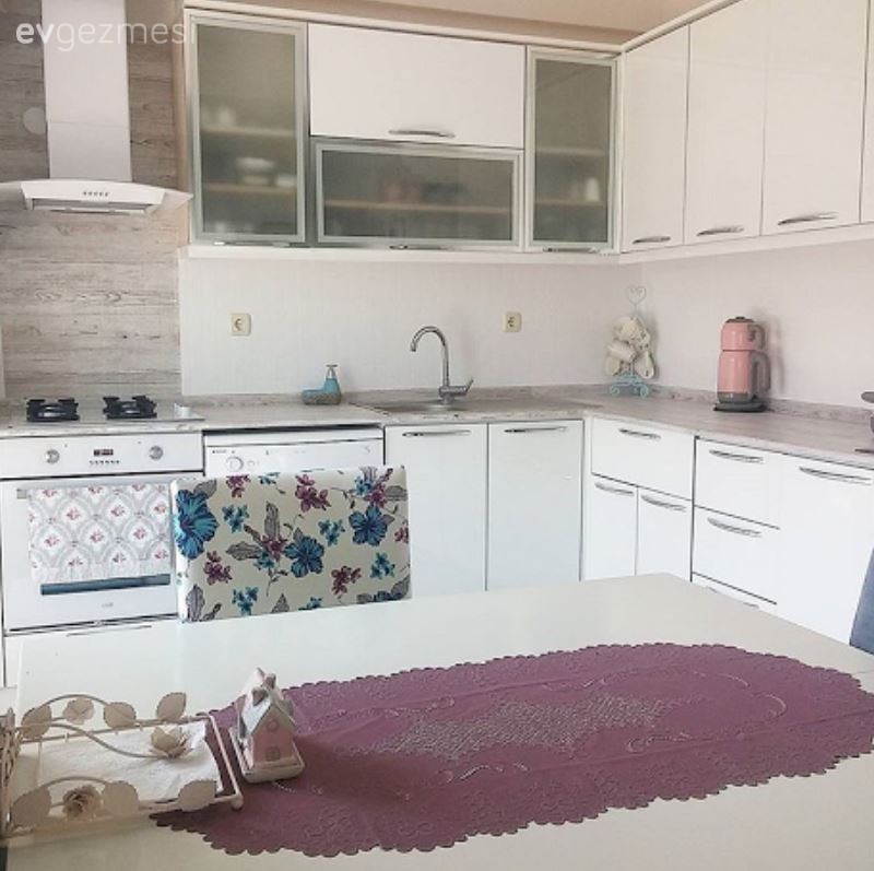 Özlem hanımın folyoyla kaplanarak havası değişen fayans ve tezgahı..