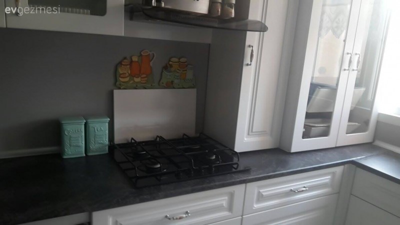 Sevda hanımın vintage stilde, sade ve zarif mutfağı..