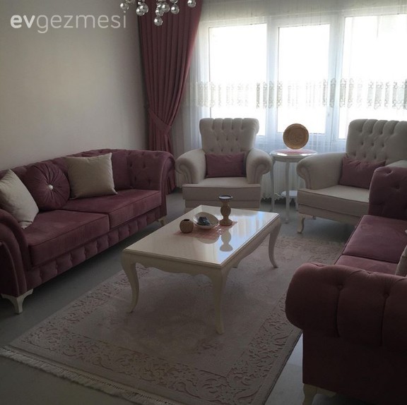 Merve hanımın pembe hakimiyetinde cıvıl cıvıl evi..