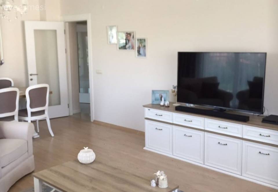 Dışarıdan seyretmelik değil, içinde keyifle yaşamalık bir salon. Serpil hanımın salonu..