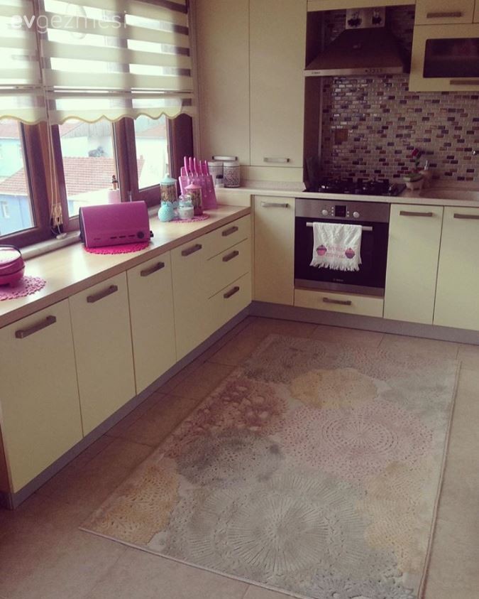 Nuran hanımın modern stile tatlı dokunuşlar kattığı evi..