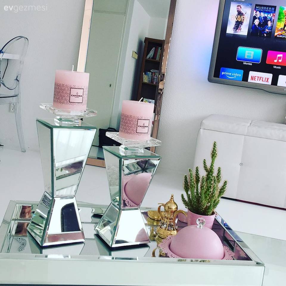 Modern stile klasik dokunuşlar.. Mor ve gri uyumunun hakimiyetinde bir dekor..