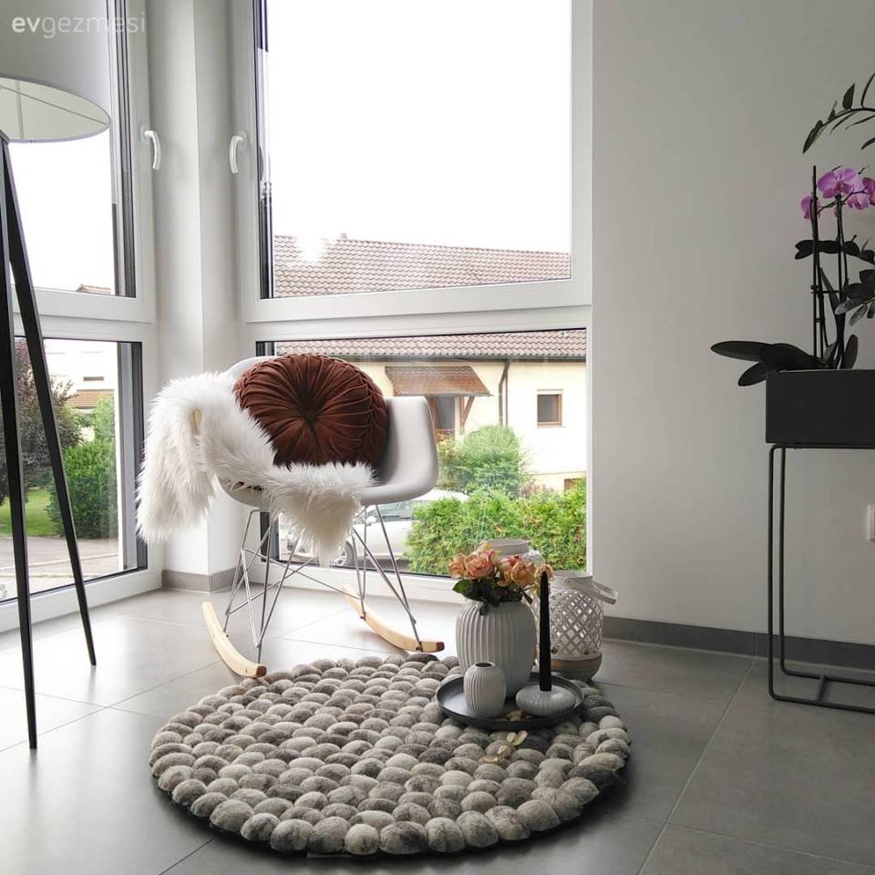 Bu ev modern ve çağdaş stillere göz kırpan, stil sahibi bir dekorasyona sahip..