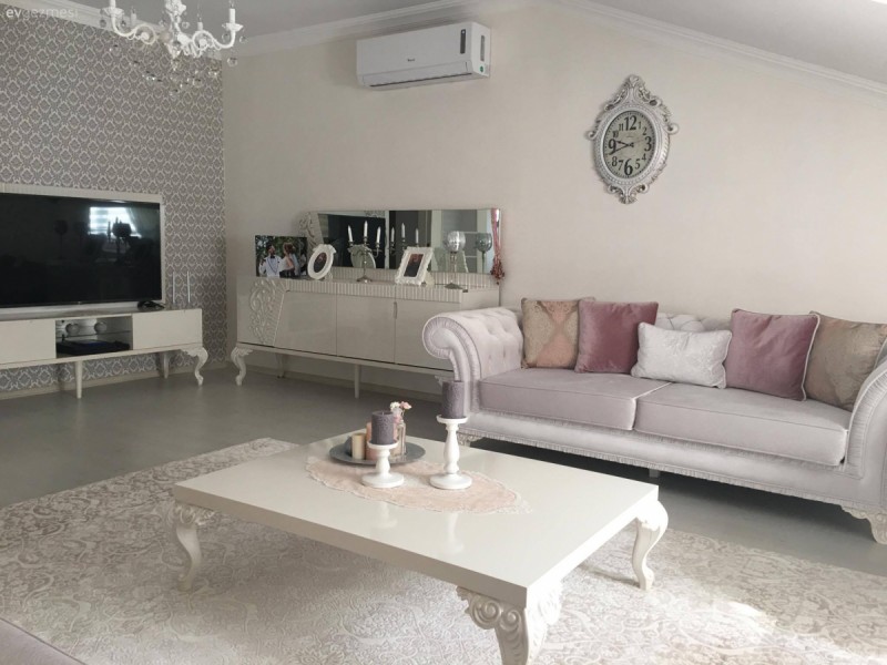 Çatı katında aydınlık ve zarif.. Ece hanımın evi..