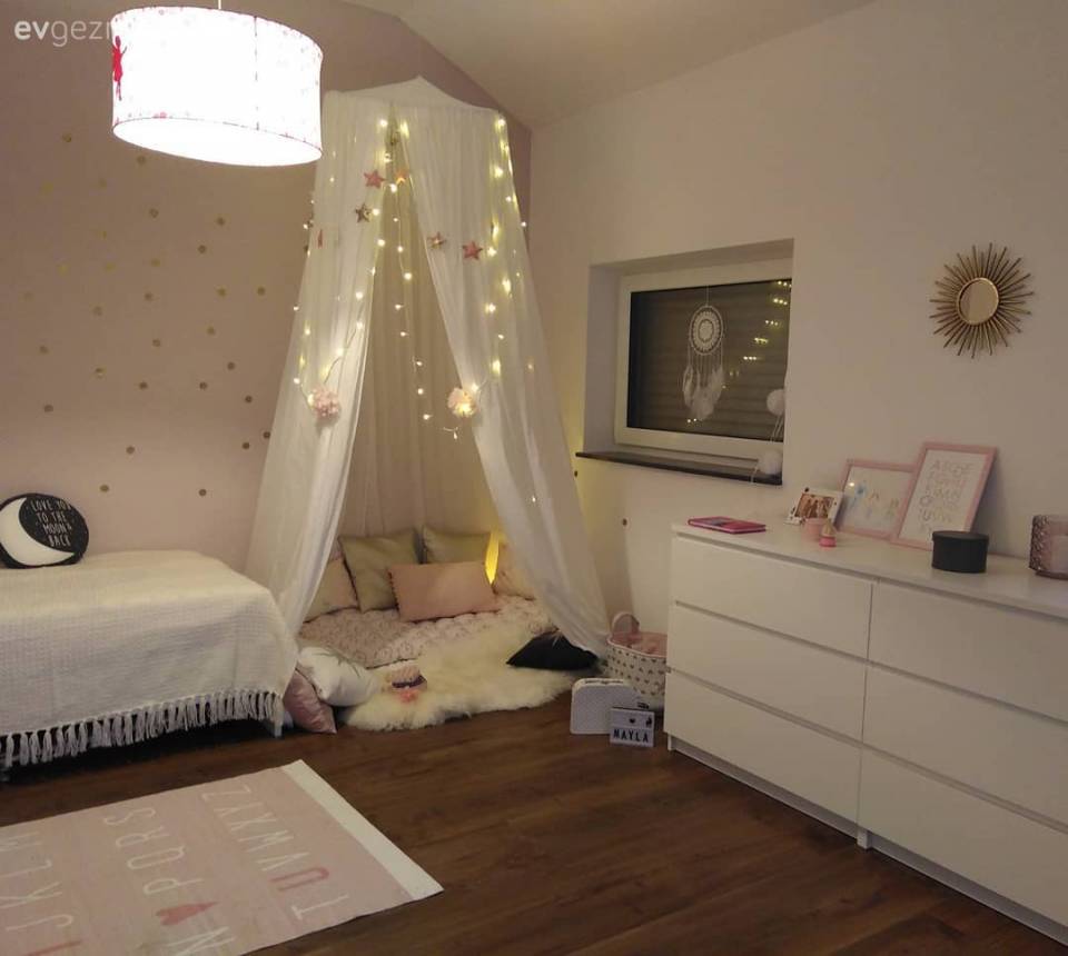 Bu ev modern ve çağdaş stillere göz kırpan, stil sahibi bir dekorasyona sahip..