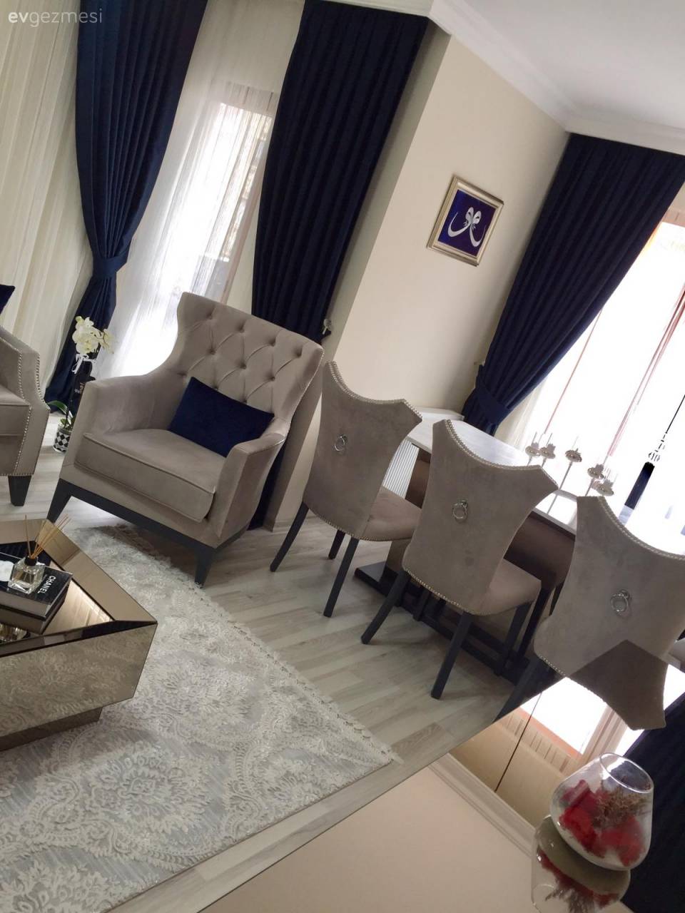 Bu Salonda Klasik Stil Lacivert Vurgusu ile Sofistikeleşiyor