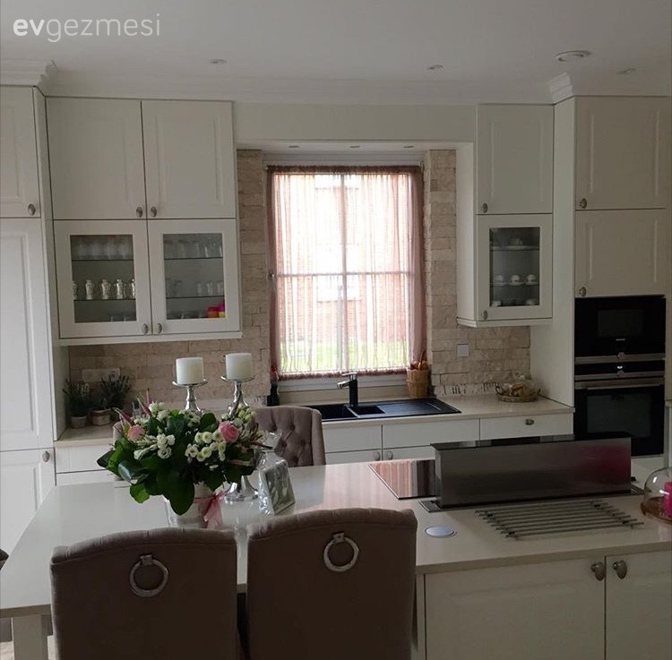 Roza Türkan hanımın antik altın ve mor renklerde klasik stil evi..