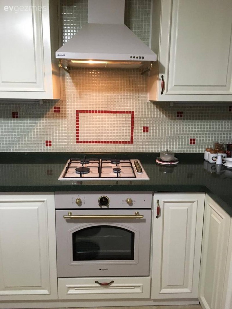 Klasik stilin zamansız şıklığı, sıcak renklerle bir arada..