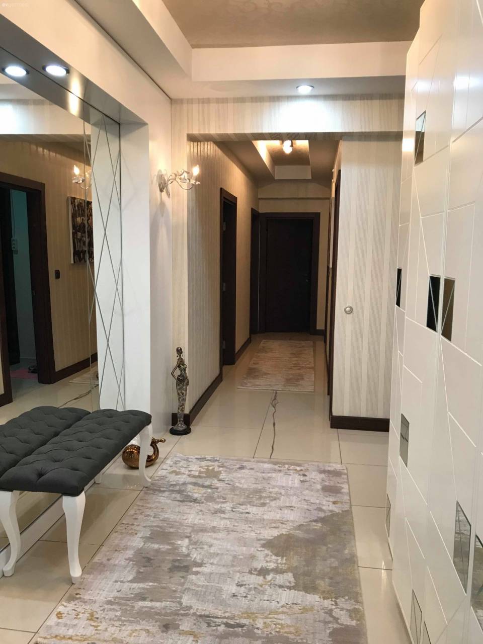 Çağdaş Stildeki Bu Ev Sarı ve Gri Uyumunu Odağa Alıyor