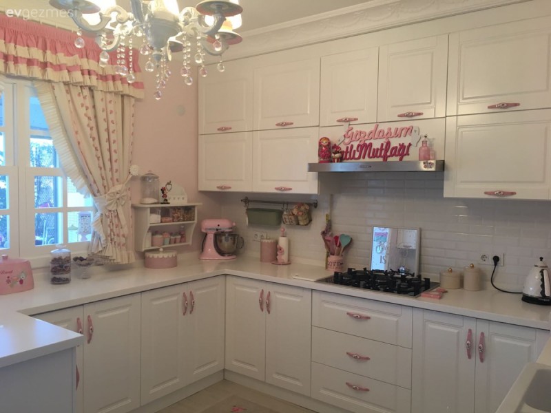 Nostaljik esintili, zarif ve tatlı bir mutfak: Gözde hanımın mutfağı..