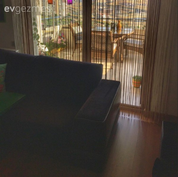 Nötr bir renk paletinin kullanıldığı modern ve şık bir ev..