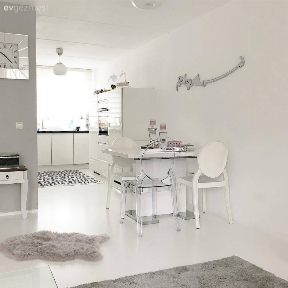 Modern stile klasik dokunuşlar.. Mor ve gri uyumunun hakimiyetinde bir dekor..