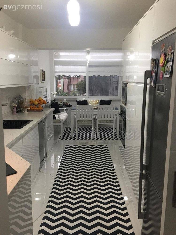 Modern stile siyah, beyaz kontrastı. Zeynep hanımın yeni mutfağı.