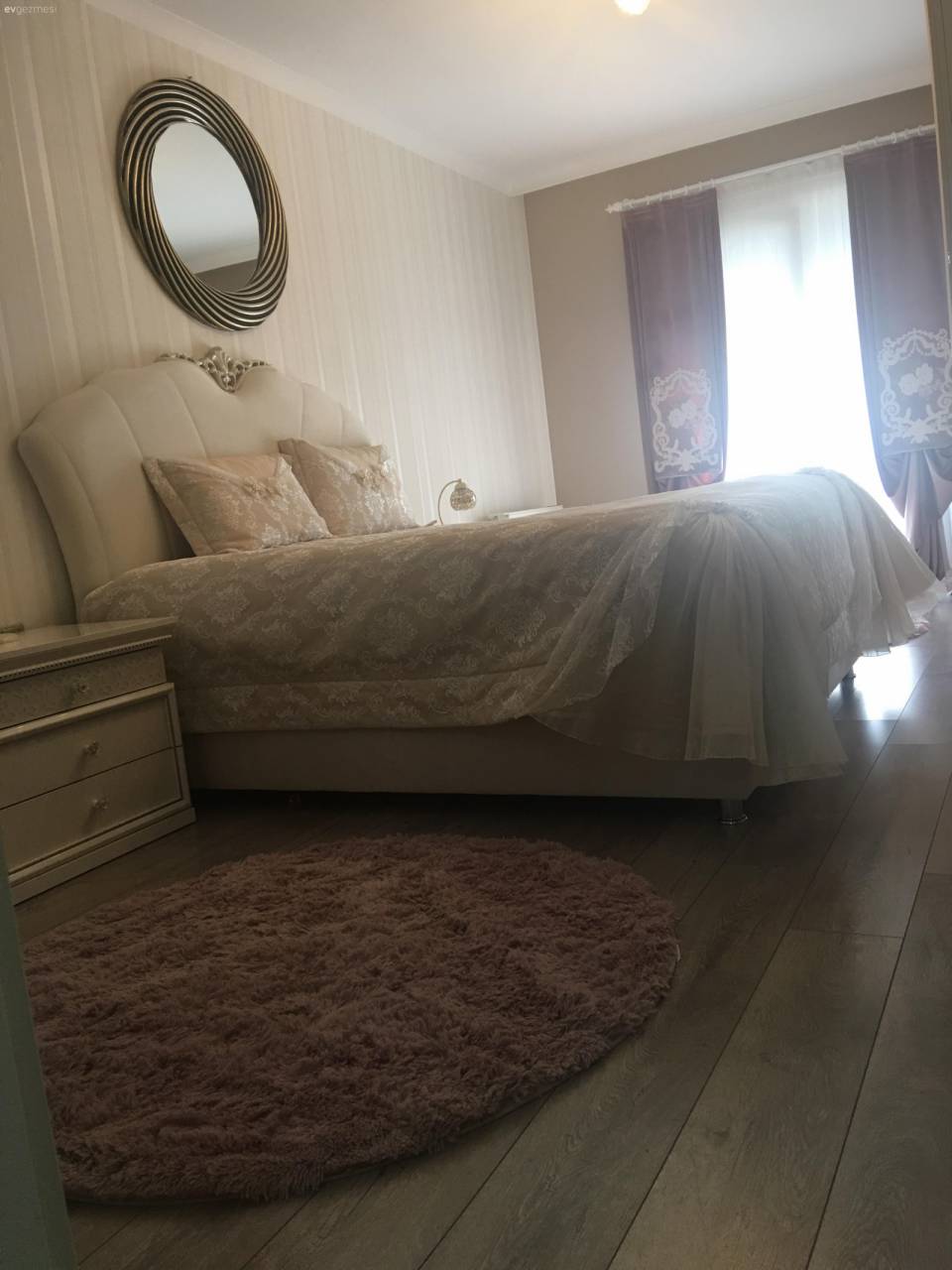 Nötr renkler, uyumlu ve modern görünüm. Bahar hanımın sade ve şık evi..