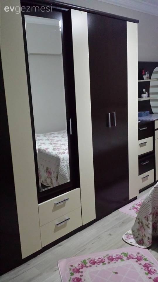 Neslihan hanım bol floral desenle zarif ve iç açıcı evi..