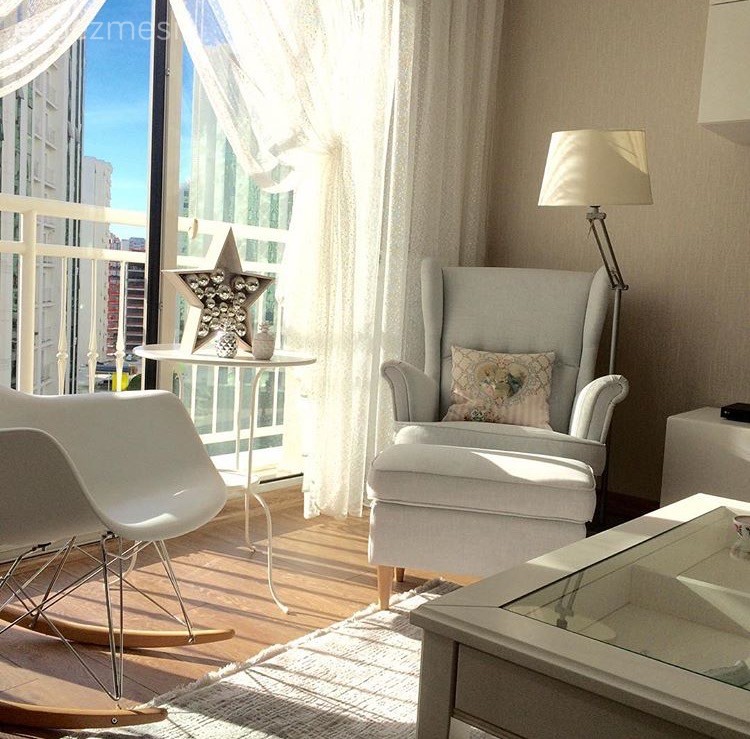 Melahat hanımın klasik ve moderni harmanladığı, zevkli salonu..