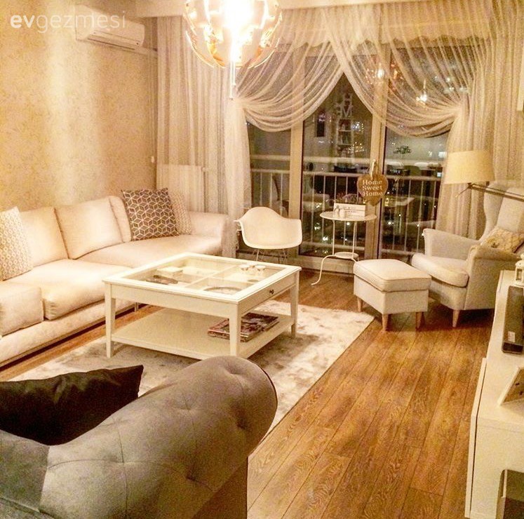 Melahat hanımın klasik ve moderni harmanladığı, zevkli salonu..