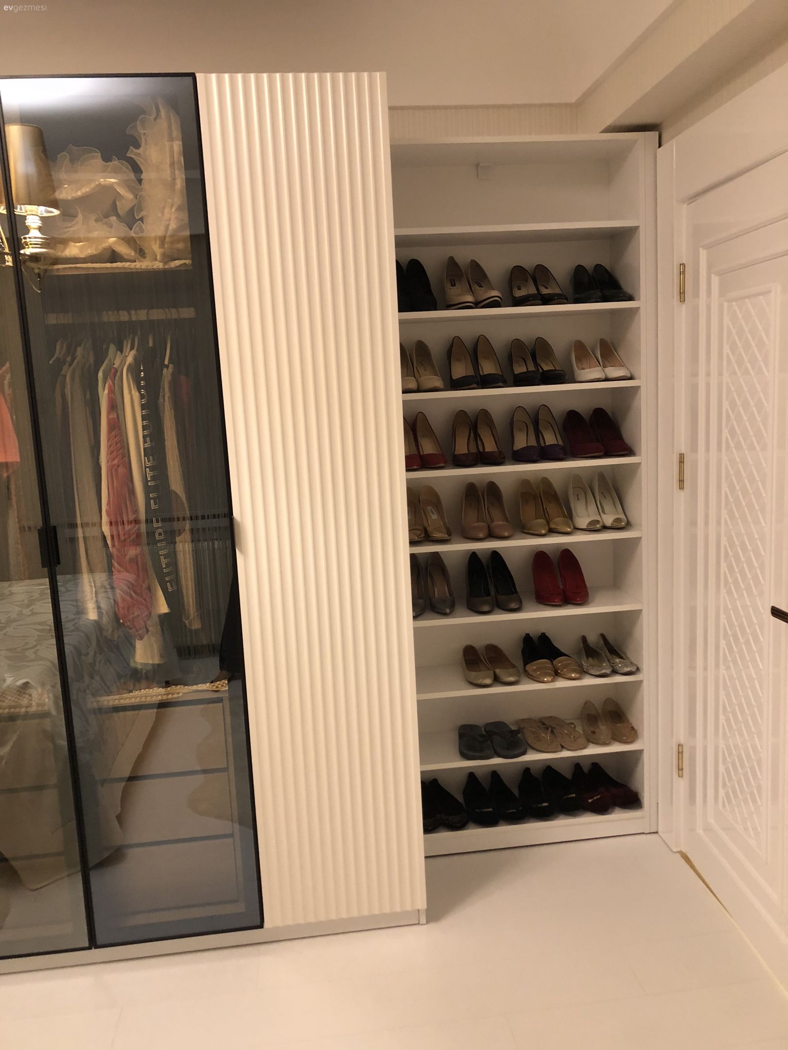 Size İlham Verecek 40+ Giyinme Odası Fikri ve Modeli