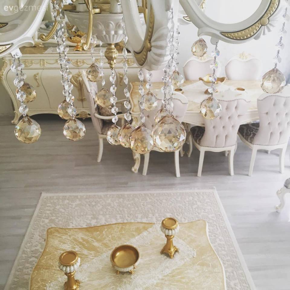 Klasik Stille Dekore Edilmiş Etkileyici ve Davetkar Bir Salon