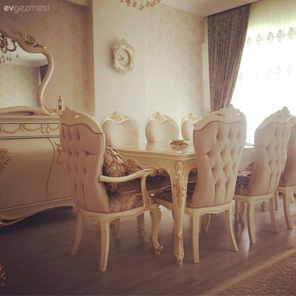 Klasik Stille Dekore Edilmiş Etkileyici ve Davetkar Bir Salon