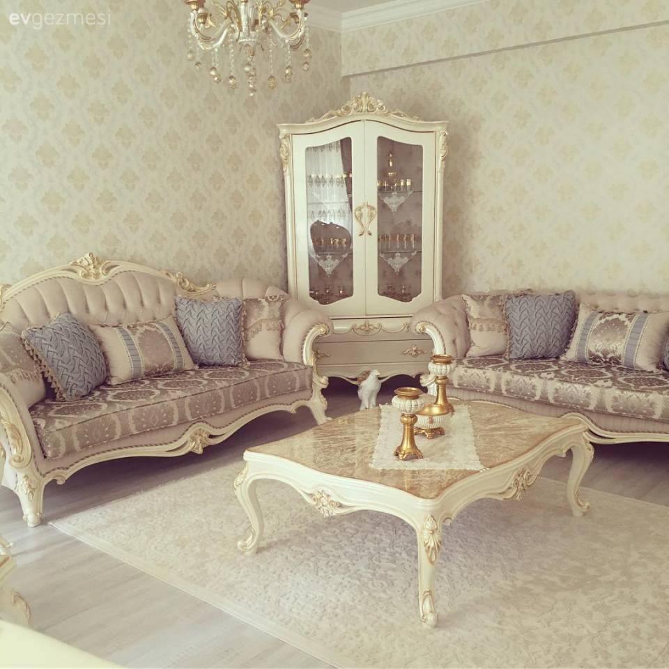 Klasik Stille Dekore Edilmiş Etkileyici ve Davetkar Bir Salon