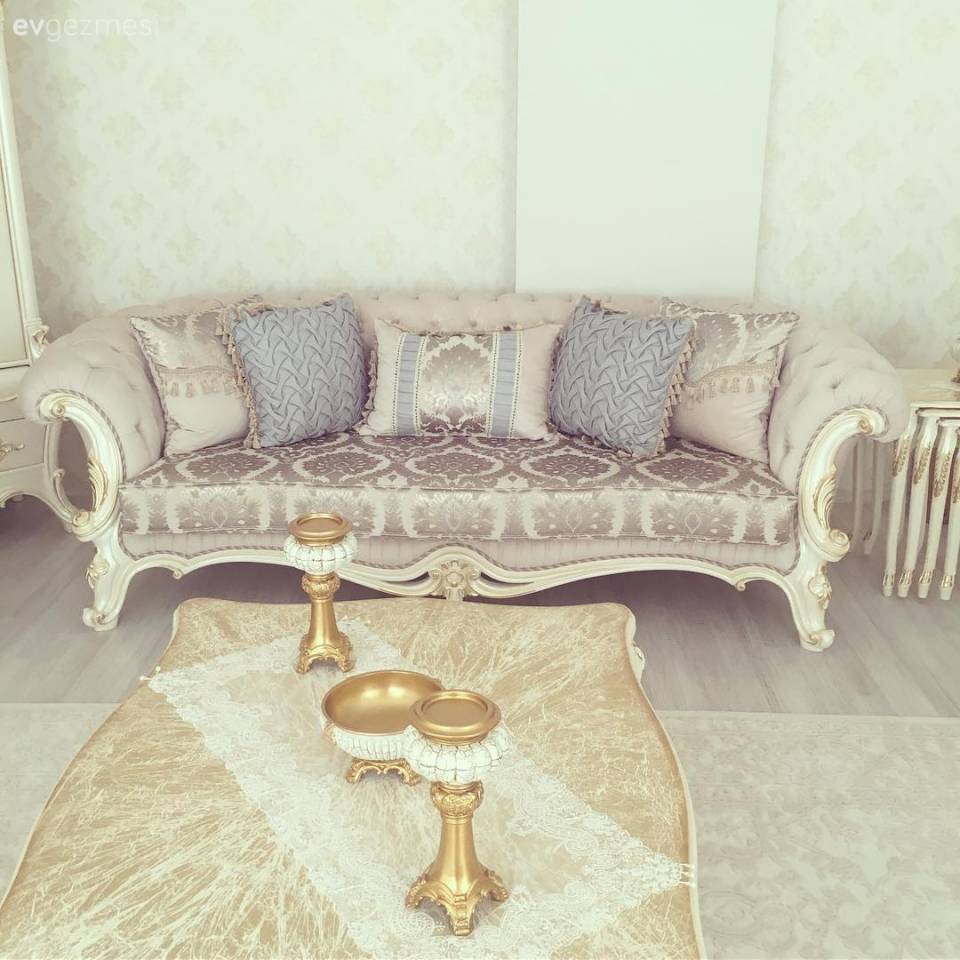 Klasik Stille Dekore Edilmiş Etkileyici ve Davetkar Bir Salon