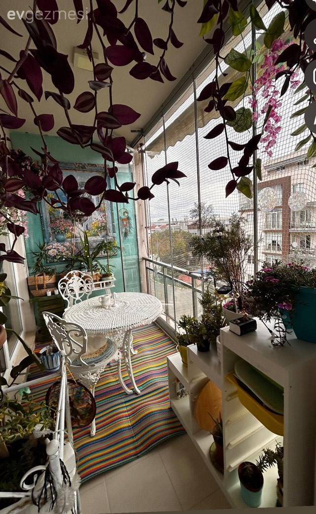 Bitkilerle Dolu Bu Balkon Apartmana Taşınmış Bir Bahçe Gibi!