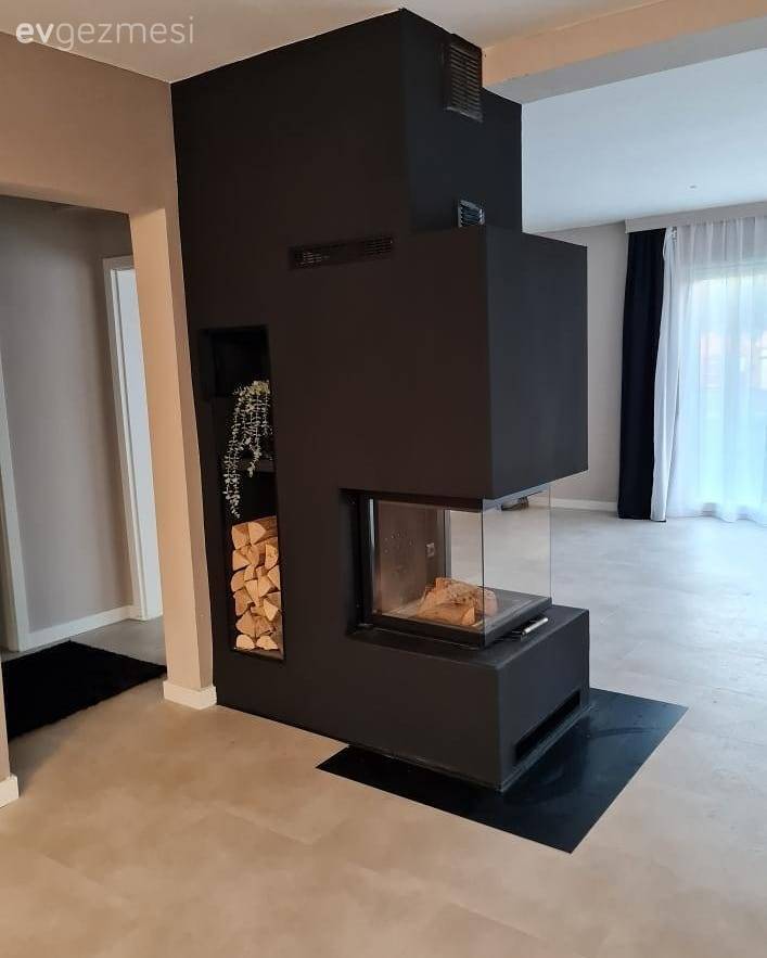 Bu Modern Evde Siyah ve Beyaz Kontrastı Her Köşeyi Sarmış!