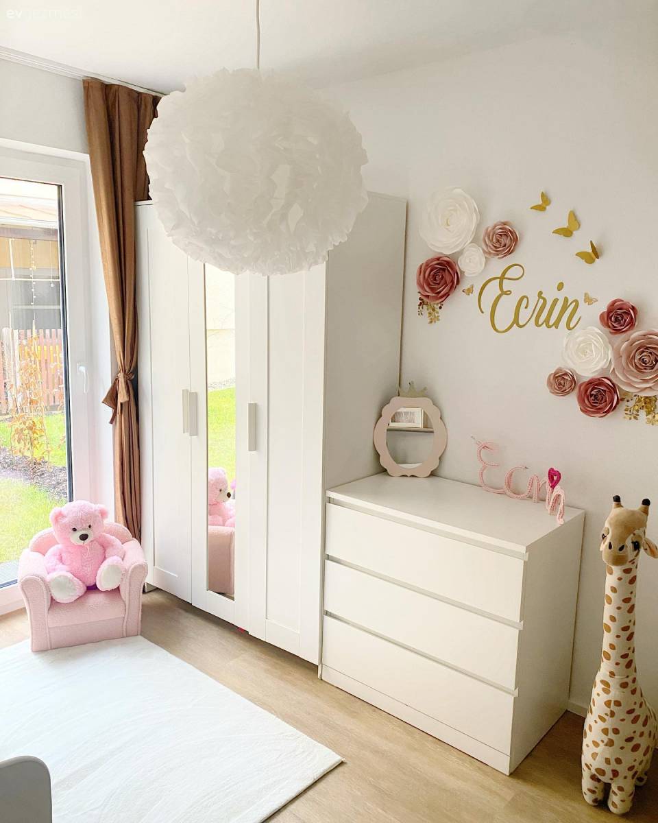 Bu Modern Evde Metalik Işıltılar Monoton Görünümü Engellemiş