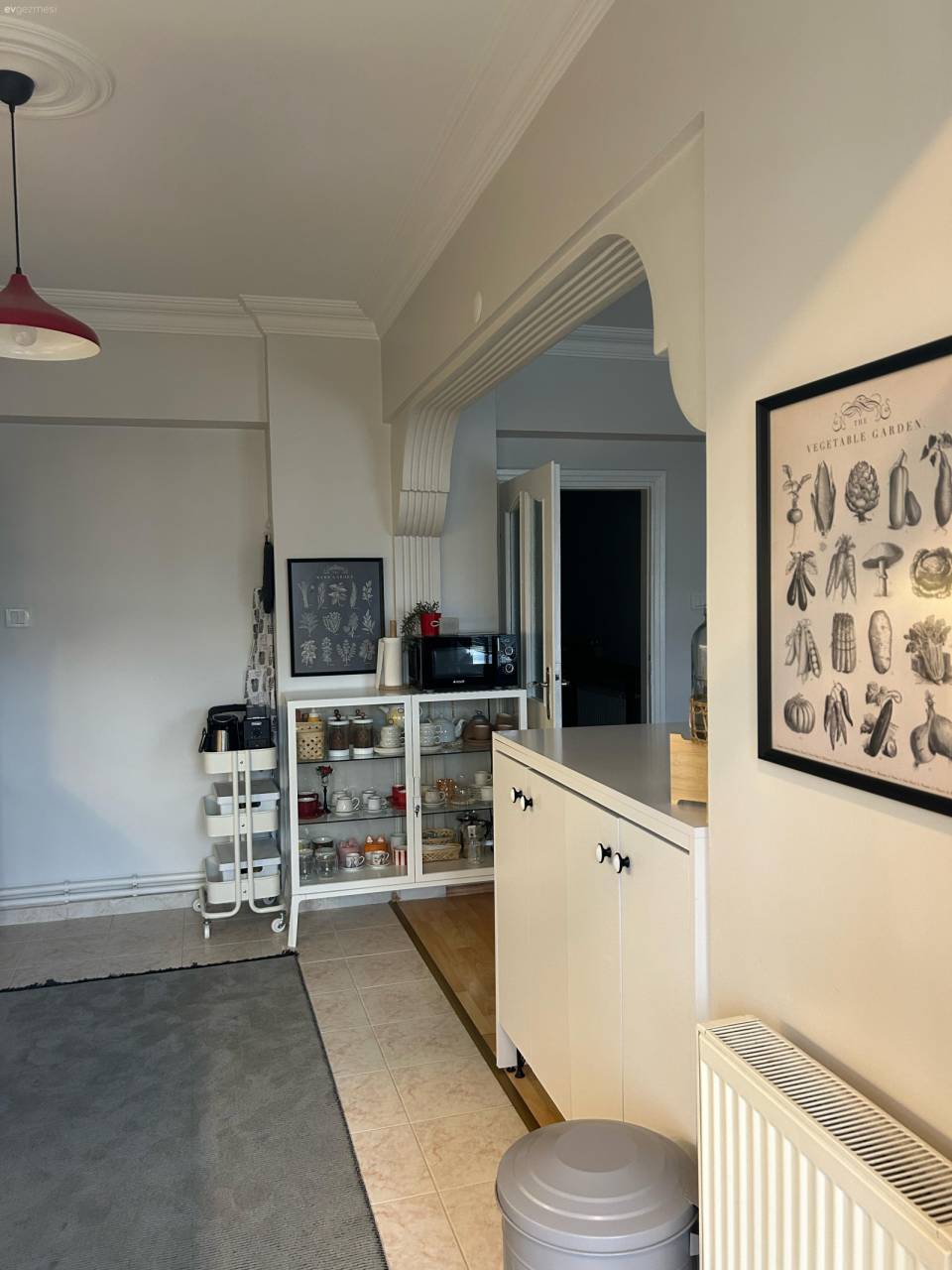 Mavi Duvarıyla Selam Veren Bu Ev Alışılmadık Detayları Pek Seviyor!