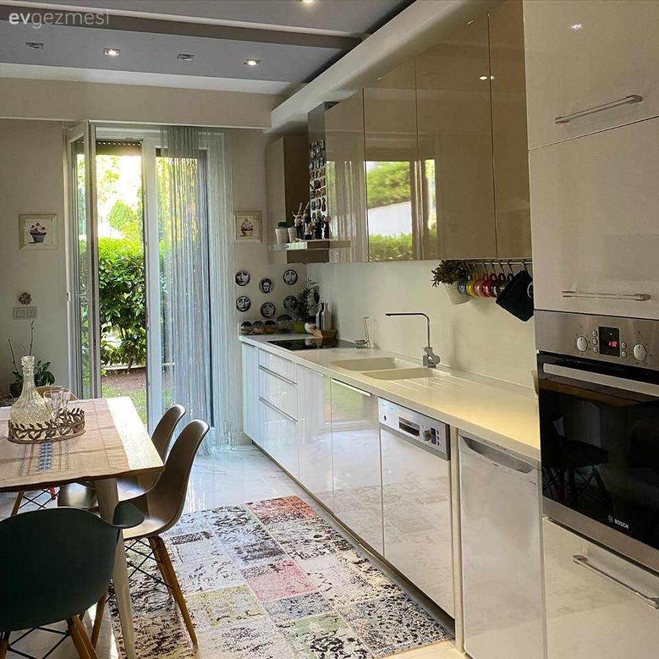 Beyazlar İçinde Bir Güzellik: İstanbul'dan Ferah Bir Mutfak