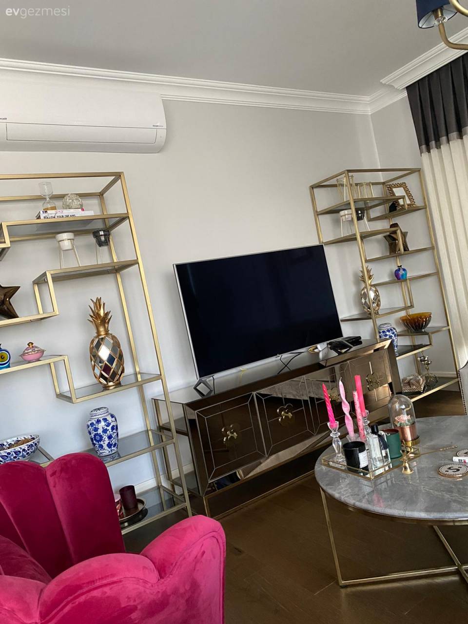 Mavi ve Fuşya Buluşması Bu Dekoru Enerjik Hale Getirmiş