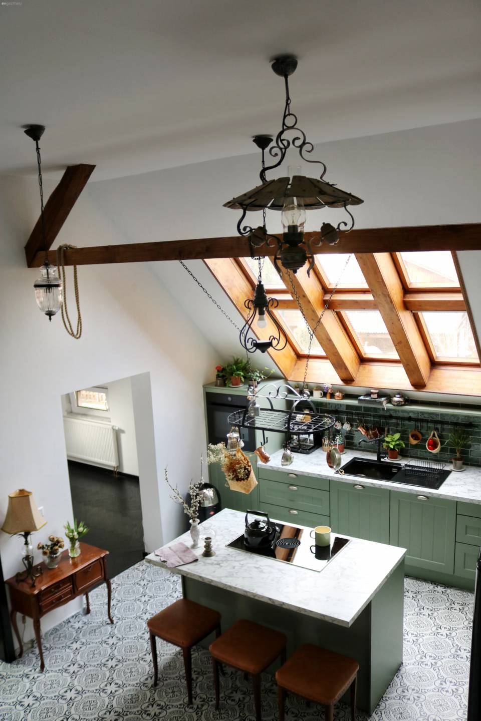 Kuyumcu Binasından Dönüşen Bu Ev Eski ve Yeniyi Bir Araya Getirmiş!