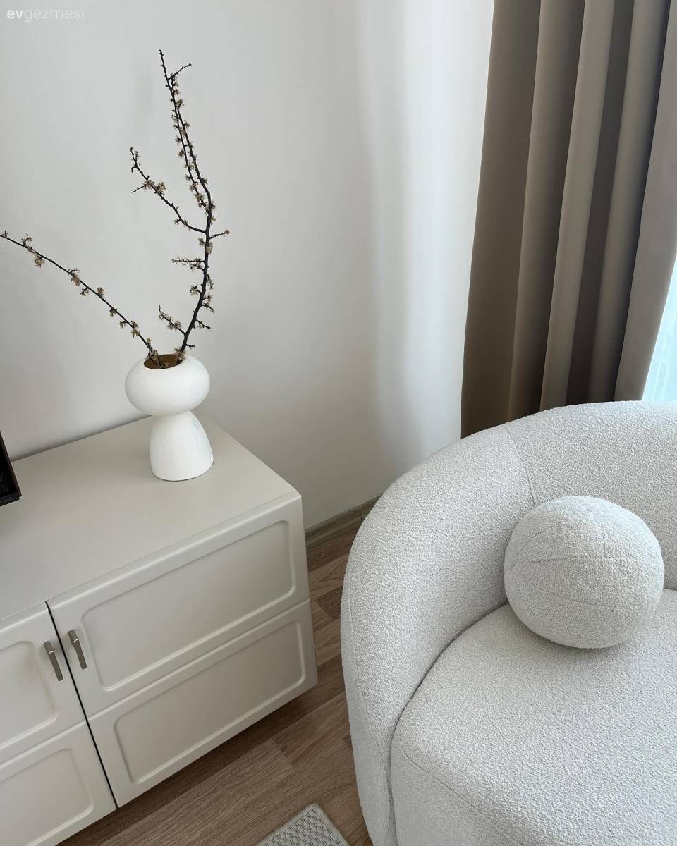 Bu Minimalist Dekorda Teddy Koltukların Görevi Alana Samimiyet Katmak!