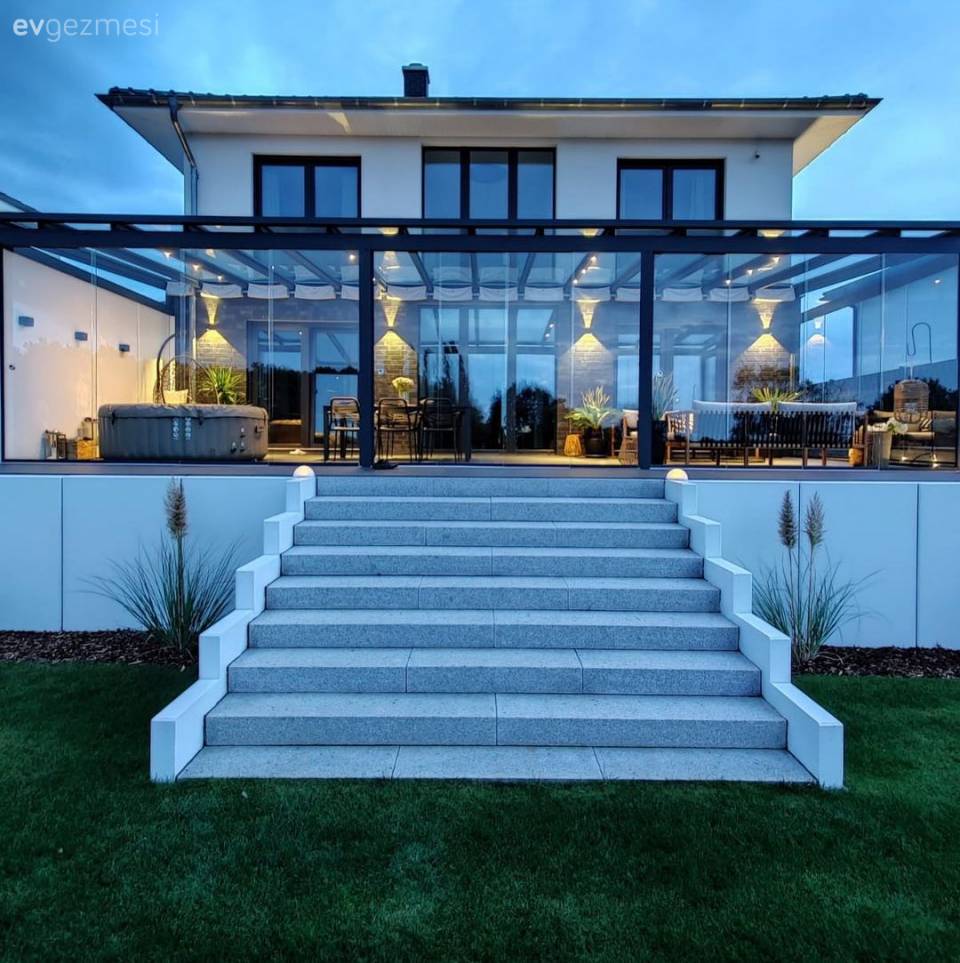 Ev Gezmesi: İddialı Girişiyle Misafirlerine Merhaba Diyen Bir Ev