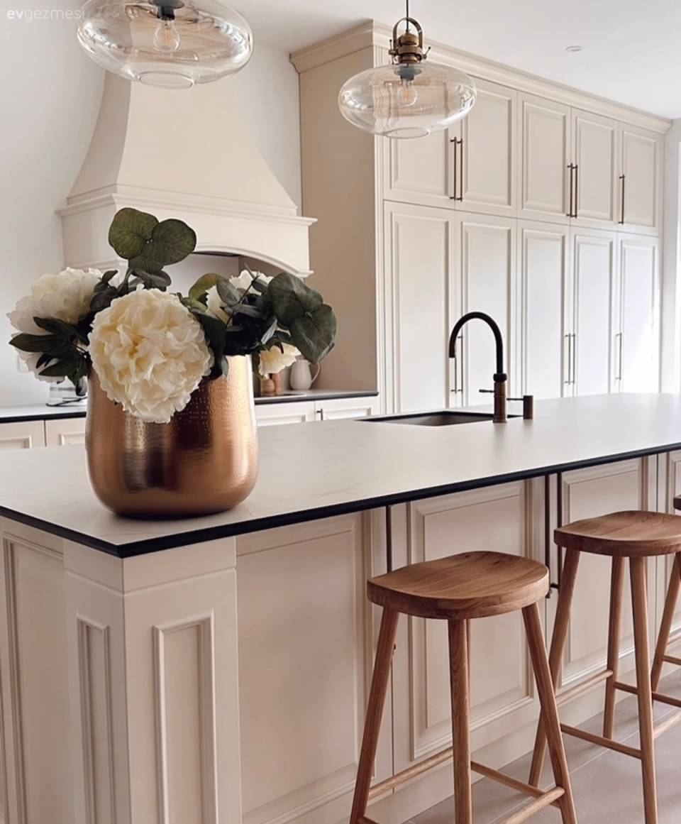 Cam Kapaklı Dolaplar Mutfağın Estetiğine Katkı Sağlamış!