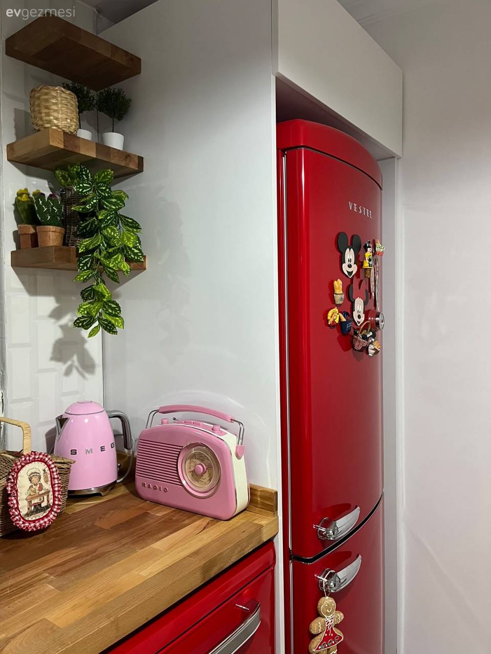 Beyaz ve Ahşabın Ortak Olduğu Bu Mutfağın Yıldızı Kırmızı