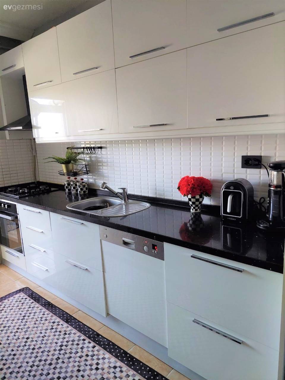 Bu İstanbul Evinde Uyumlu Renkler Işıltılarla Hareket Kazanmış