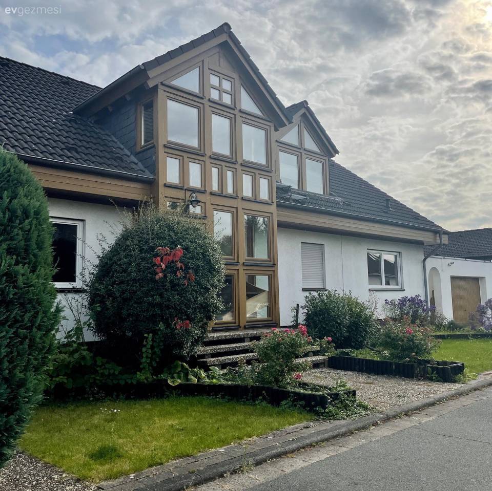 Ev Gezmesi: Cam ve Ahşabın Tüm Sıcaklığını Alan İki Katlı Müstakil Ev!