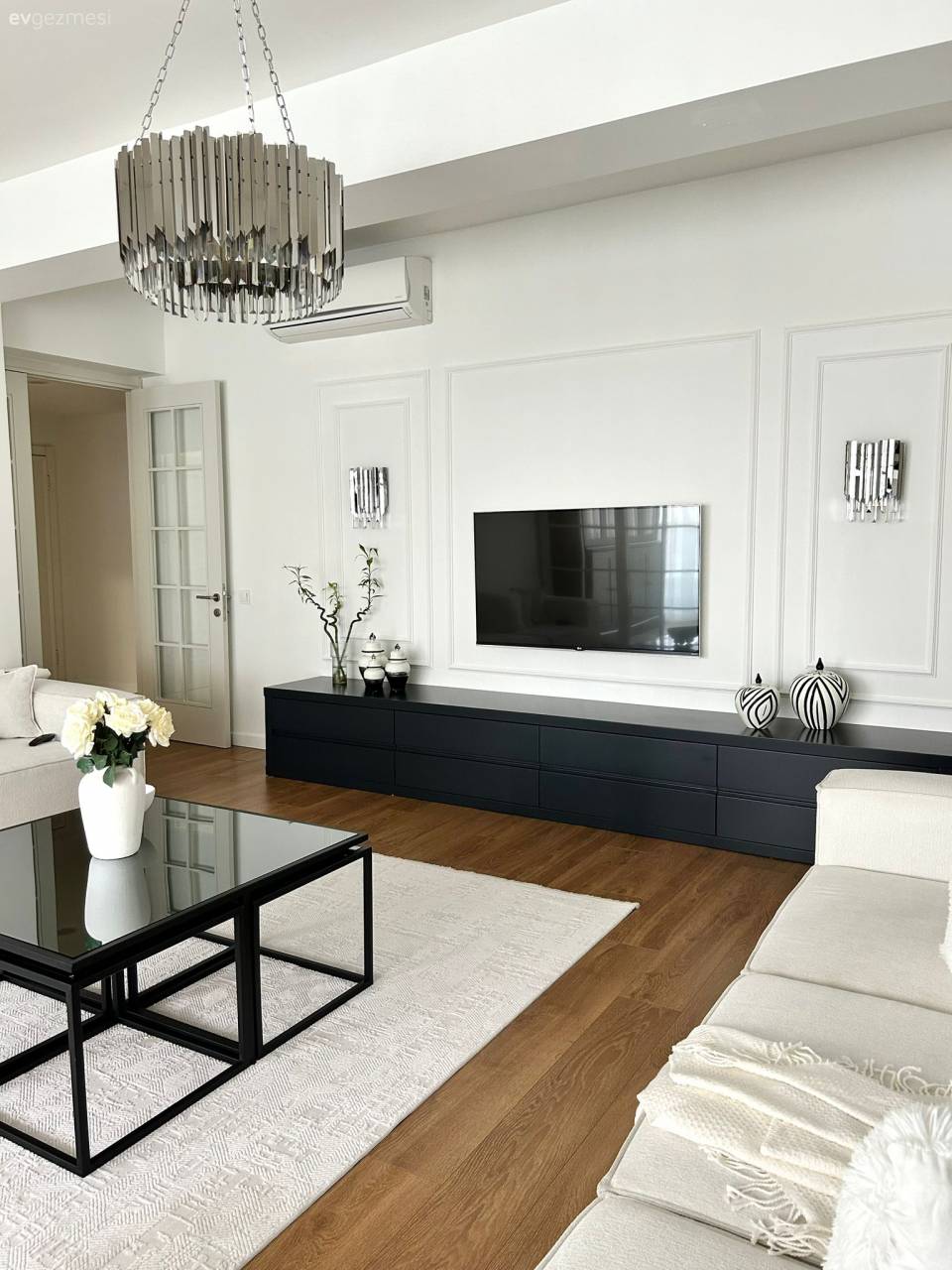 Beyaz ve Siyahı Baş Tacı Eden Bu Ev Zamansız Bir Görünüm Sunuyor!