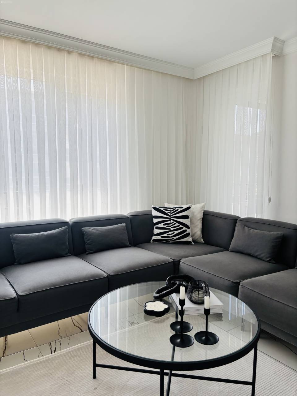 Renkler Kontrast Tarz Modern: Amasya'dan L- Tipi Bir Salon