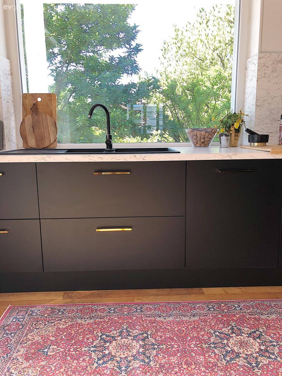 Bu Evin Renkleri Pencereden Yansıyan Güneşle Daha Güzelleşmiş